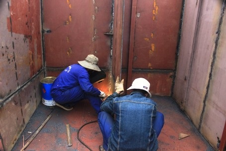 Hai công nhân hàn buồng lái