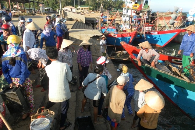 Các thuyền đánh bắt xa bờ cập cảng trong sự hân hoan chờ đợi của người thân