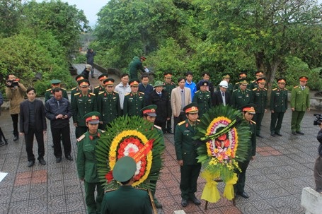 Đoàn công tác dâng hương, dâng hoa tri ân các anh hùng, liệt sĩ