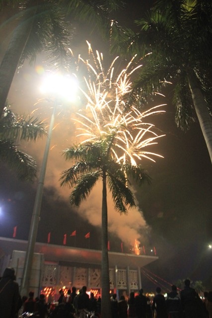 Pháo "nở hoa" trên bầu trời chào năm mới Bính Thân - 35