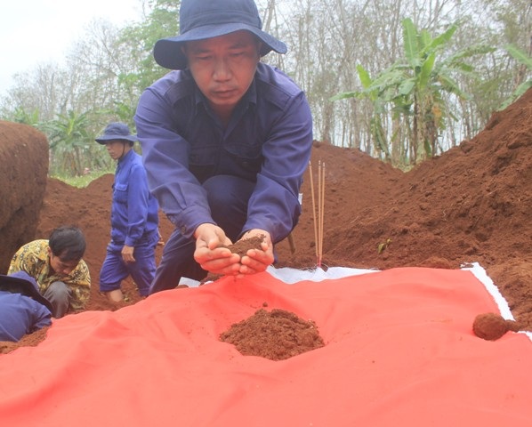 Anh Trà xúc động bốc từng nắm đất nơi có hài cốt