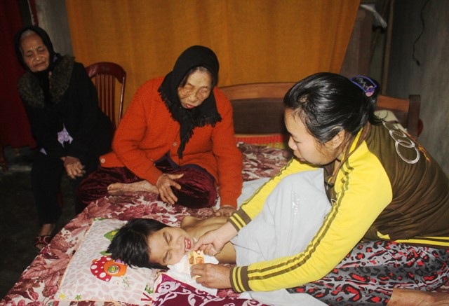 
Thương con bị bệnh, chị Tỷ cố thuyết phục cháu Minh uống chút sữa để lấy sức
