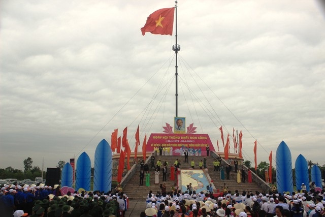 Thiêng liêng lễ thượng cờ trên kỳ đài Hiền Lương