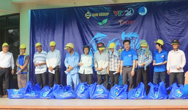 Ban tổ chức tặng quà cho các hộ ngư dân gặp khó khăn