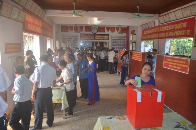 Người dân hăng hái đi bầu cử từ sớm (Ảnh: Đăng Đức)