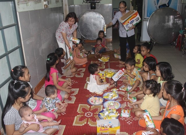 Các em nhỏ, học sinh tại Trung tâm được tặng quà gồm bánh kẹo, sữa hộp...