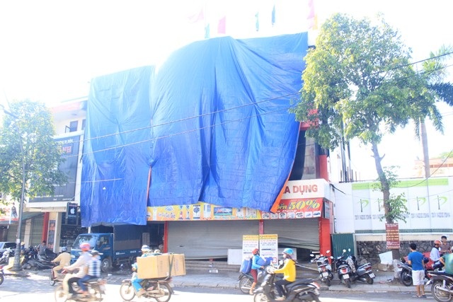 Huy động đội cứu hỏa của nhà máy lọc hóa dầu dập đám cháy siêu thị - 7