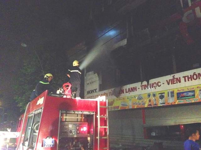 Lực lượng cảnh sát PCCC tham gia dập tắt lửa khi vụ cháy xảy ra