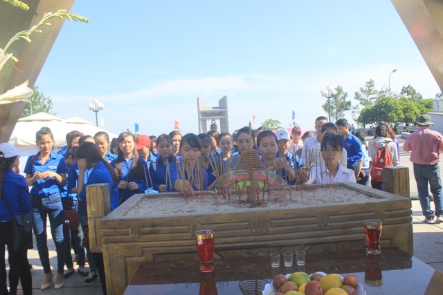 Các bạn sinh viên dâng hương tại Nghĩa trang đường 9.