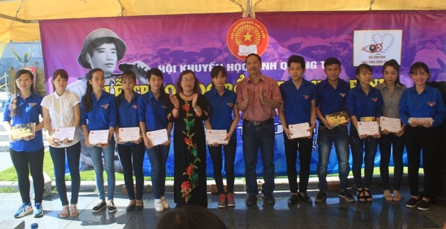 
Trao 20 suất học bổng đến 20 bạn sinh viên có thành tích học tập nổi bật.
