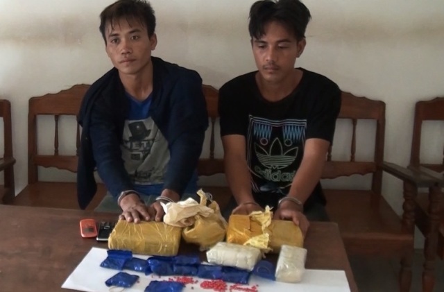 Hai đối tượng bị bắt giữ cùng tang vật của chuyên án (Clip, ảnh: Mạnh Hùng)