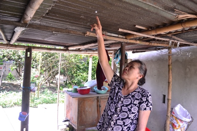 Mái nhà chị Thành bị đạn xuyên làm thủng một lỗ