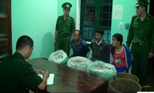 Bắt 3 đối tượng mua bán trái phép gần 80kg thuốc nổ - 1 Các đối tượng được đưa về Đồn Biên phòng cửa khẩu La Lay để làm rõ