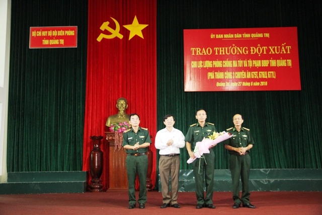 
Ông Nguyễn Hữu Dũng khen thưởng lực lượng biên phòng đã lập được nhiều chiến công xuất sắc
