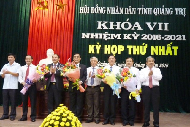 Bí thư Tỉnh ủy Quảng Trị được bầu giữ chức Chủ tịch HĐND tỉnh - 1 Các đại biểu tặng hoa chúc mừng các đại biểu trúng cử khóa VII
