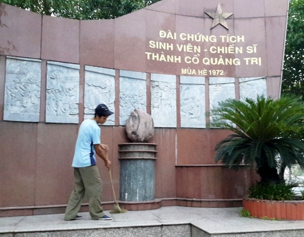 Sáng sáng ông Tương dọn vệ sinh Thành Cổ, coi đó như một cách để tập thể dục