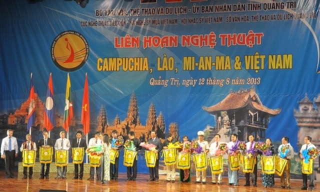 Chuẩn bị khai mạc Liên hoan nghệ thuật 5 nước - 1 Chuẩn bị khai mạc Liên hoan nghệ thuật 5 nước - 1