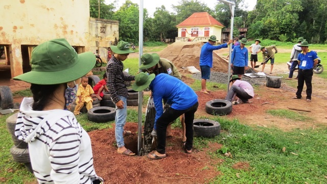 
Các đoàn viên thiết kế và thi công sân chơi cho trẻ em miền núi
