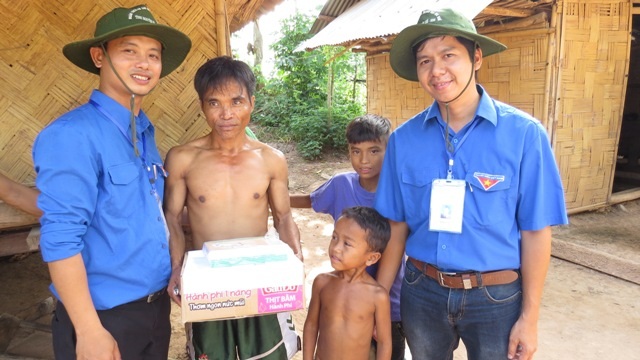 
Đại diện BCH Đoàn trường Phân hiệu Đại học Huế tặng quà động viên tới các gia đình khó khăn
