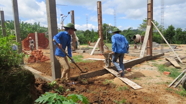 
Phối hợp với lực lượng khác xây dựng phòng học cho học sinh tại xã Hướng Lộc, huyện Hướng Hóa
