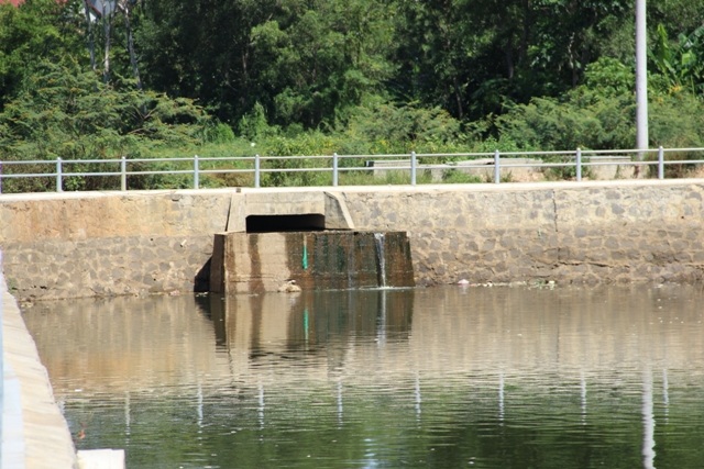 Cống dẫn nước thải vào hồ được cho là một trong những nguyên nhân gây nên hiện tượng cá chết