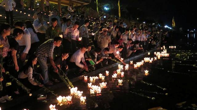 Đông đảo người dân thả hoa đăng tri ân liệt sĩ trên sông Thạch Hãn