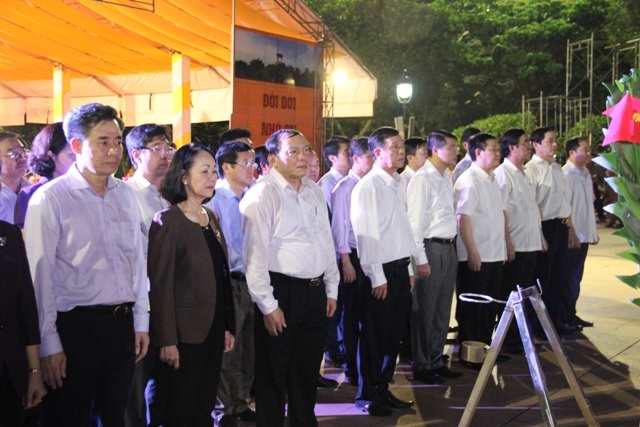 Đoàn công tác của Trung ương và tỉnh Quảng Trị viếng các anh hùng, liệt sĩ 