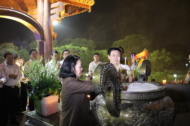 Phó Thủ tướng Vương Đình Huệ và Trưởng ban Dân vận Trung ương Trương Thị Mai dâng hương tri ân các liệt sĩ tại Thành cổ