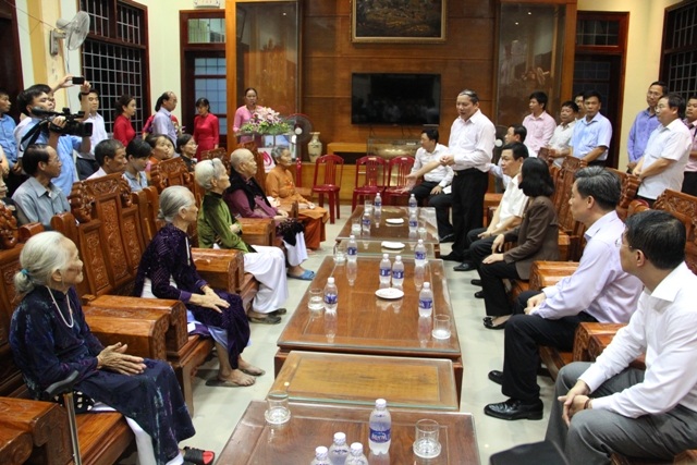 Phó Thủ tướng Vương Đình Huệ dâng hương tri ân các liệt sĩ tại Quảng Trị - 6