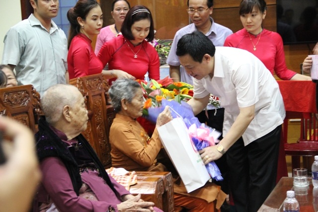 Đoàn công tác thăm hỏi, động viên và tặng quà các Mẹ Việt Nam anh hùng