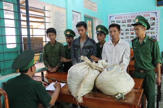 Các đối tượng tại cơ quan điều tra của Đồn Biên phòng