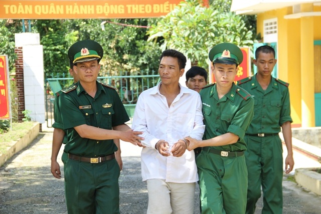 Các trinh sát áp giải đối tượng Hoàng Văn Hiếu 