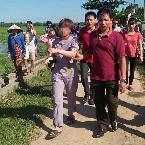 Phạt sư trụ trì để phụ nữ ngủ lại chùa qua đêm - 2 Trước sức ép từ phía người dân, người phụ nữ trẻ mới lộ diện (Ảnh người dân cung cấp)
