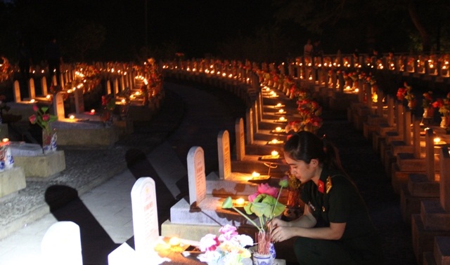 Trung úy Nguyễn Thị Dung dâng hương lên mộ các liệt sĩ Binh đoàn Trường Sơn