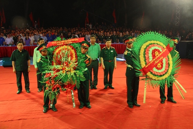 Các tướng lĩnh quân đội và lãnh đạo tỉnh Quảng Trị dâng hoa...
