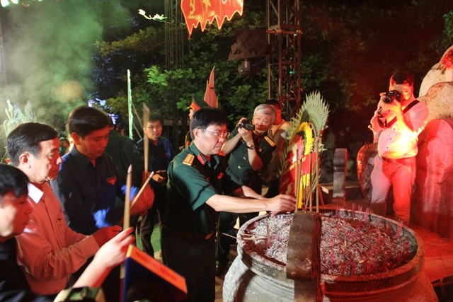 ... dâng hương tri ân các anh hùng, liệt sĩ
