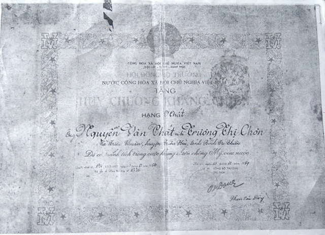 Huy chương kháng chiến mà Đảng, Nhà nước đã trao tặng cho ông Thất, bà Chơn