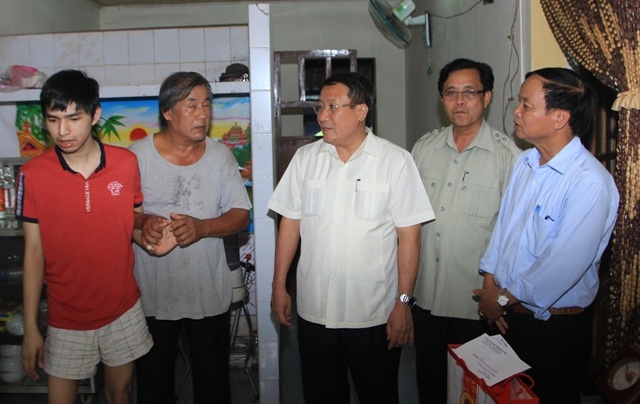 Lãnh đạo tỉnh động viên các nạn nhân cố gắng vượt qua nỗi đau để tiếp tục cuộc sống