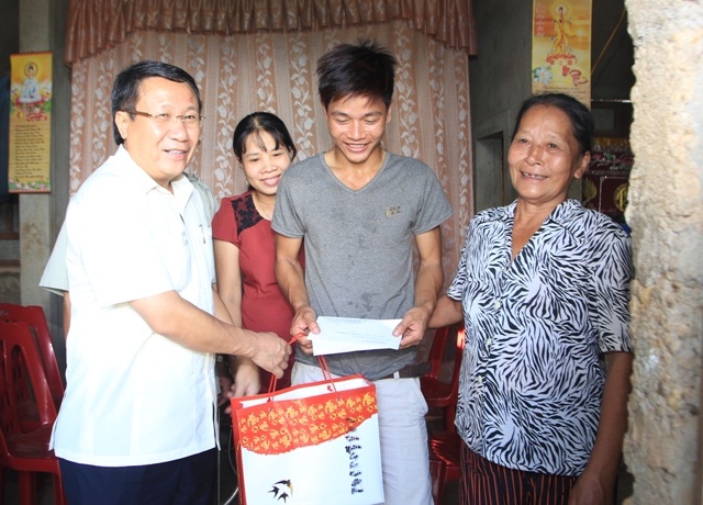 Ông Hà Sỹ Đồng thăm hỏi, tặng quà cho các nạn da cam tại Quảng Trị