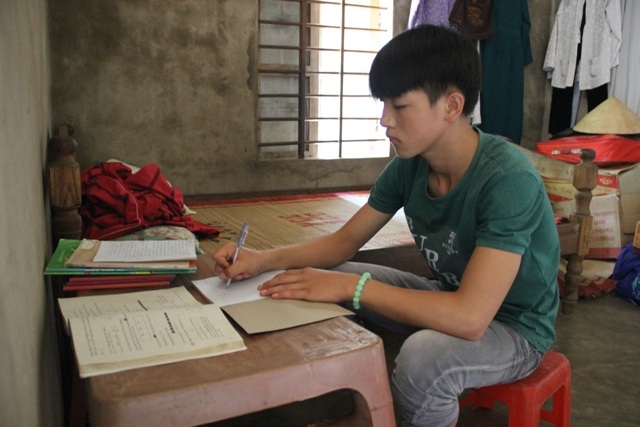 
Thìn quyết tâm theo đuổi việc học đến cuối cấp phổ thông và đi học nghề để phụ giúp bà
