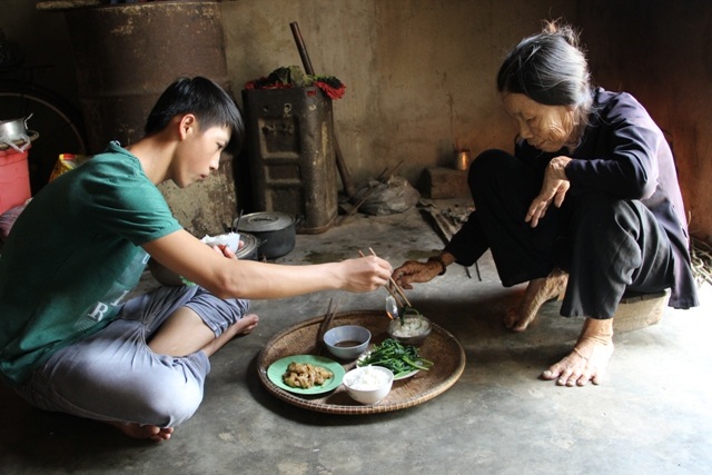 
Bữa cơm đạm bạc&nbsp;của hai bà cháu chủ yếu là rau và một ít thịt kho
