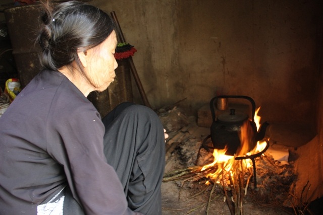 
Dù tuổi đã cao, sức khỏe yếu nhưng bà Duyệt vẫn gắng gượng để nuôi đứa cháu ngoại mồ côi
