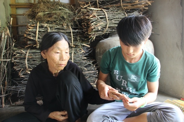 
Bao năm qua, Thìn phải sống dựa vào tình yêu thương của bà ngoại

