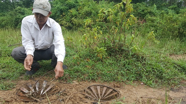 Theo chân nhóm thợ săn đi bẫy đàn trâu hoang tấn công người - 3 Ông Lê Minh đặt thòng lọng trên bẫy trâu