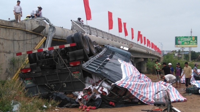 Rất nhiều thùng trái cây trên xe tràn ra ngoài