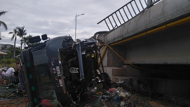 Tài xế và phụ xe chỉ bị thương nhẹ