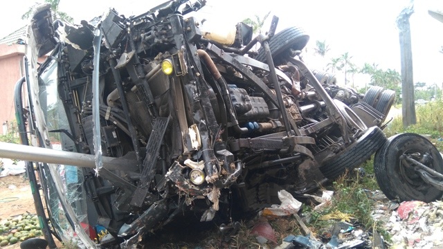 Đầu xe bị hư hỏng nặng, hai bánh trước rời khỏi trục