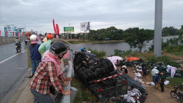 Xe ô tô tải rơi xuống vực sâu, gầm chổng ngược lên trên