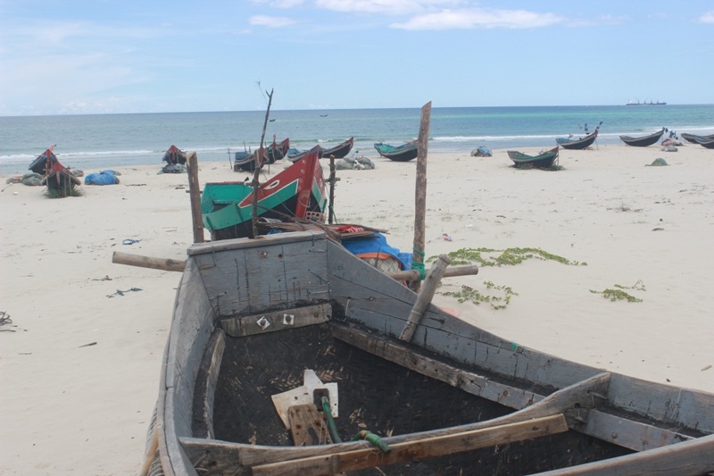 Nhiều tàu thuyền đánh bắt gần bờ vẫn chưa thể ra khơi, hàng vạn ngư dân thất nghiệp.