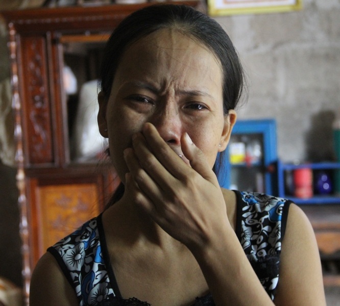 
Chị Bính ngậm ngùi khi nghĩ đến bệnh tật của mình và chi phí phẫu thuật khổng lồ mà gia đình không biết xoay xở đâu ra
